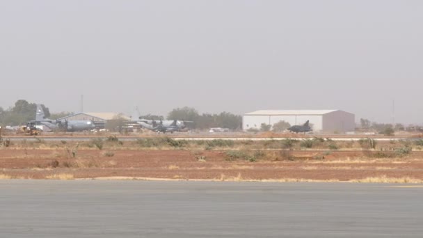 Combatientes Fuerza Aérea Francesa Alinean Pista Niamey Níger — Vídeos de Stock