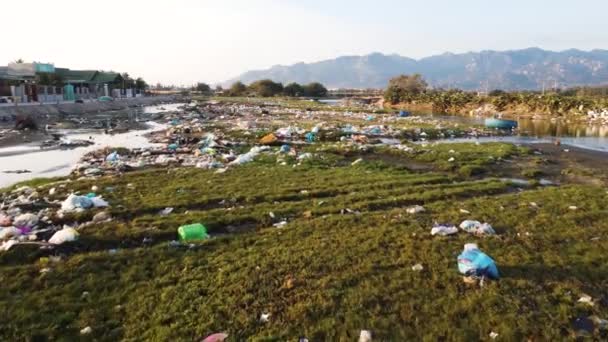 Pobřežní Zelená Tráva Poblíž Místní Řeky Vietnam Pokryté Odpadky Letecký — Stock video