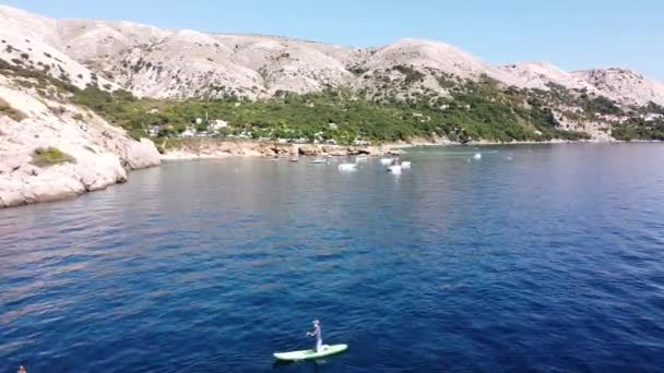 Turistas Cenando Isla Krk Croacia Avión Tripulado Vista Costa Con — Vídeo de stock