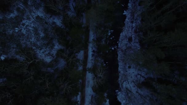Gładkie Nocne Nagrania Dronów Pięknej Drogi Przez Śnieżny Zimowy Las — Wideo stockowe