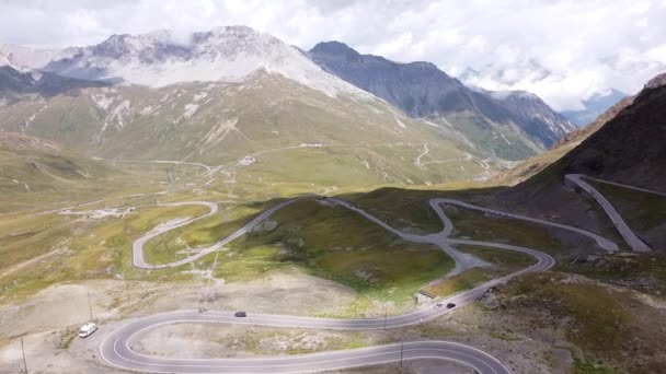 イタリアの南チロルにあるステルヴィオ山の峠 曲線とヘアピンで有名な道路の空中ドローンビュー Giro Italiaサイクリングラップ — ストック動画