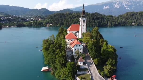 Lake Bled Slovenien Flygdrönare View Circle Zoom Shot Med Kyrktorn — Stockvideo