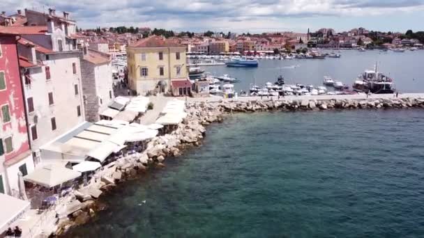 Rovinj Istrië Kroatië Luchtdrone Uitzicht Boulevard Restaurants Kleurrijke Huizen Haven — Stockvideo