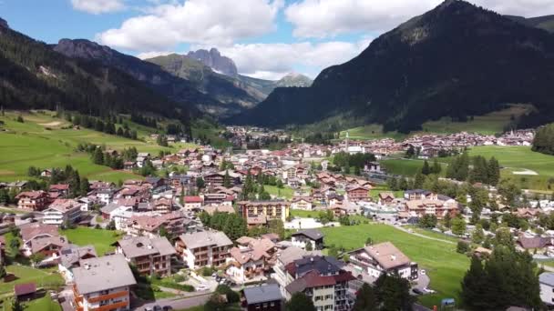 ファッサバレーのヴィゴ ファッサ Val Fassa トレンティーノ ドロミテ イタリア 絵のように美しい山の村の空中ドローンビュー — ストック動画