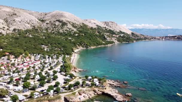 クロアチアのクルク島のキャンプ場 空中ドローンボート ビーチ アドリア海と山と海岸の景色 — ストック動画