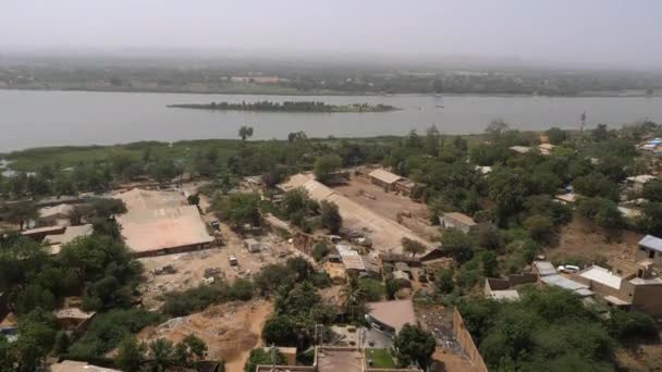 Aerial Tilt Shot River Niger Seen Neighborhood Niamey Niger — ストック動画