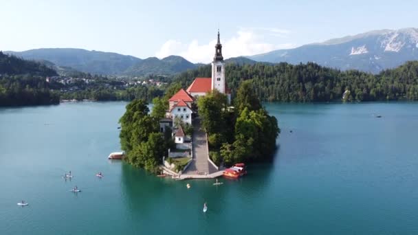 斯洛文尼亚布莱德湖 俯瞰游客 教堂塔和山脉的空中无人机视图 — 图库视频影像