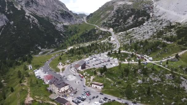 Falzarego Bergpas Veneto Belluno Italiaanse Alpen Italië Luchtdrone Zicht Parkeerplaats — Stockvideo