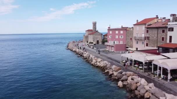 Piran Istria Eslovenia Boulevard Con Turista Pie Restaurantes Iglesia — Vídeo de stock