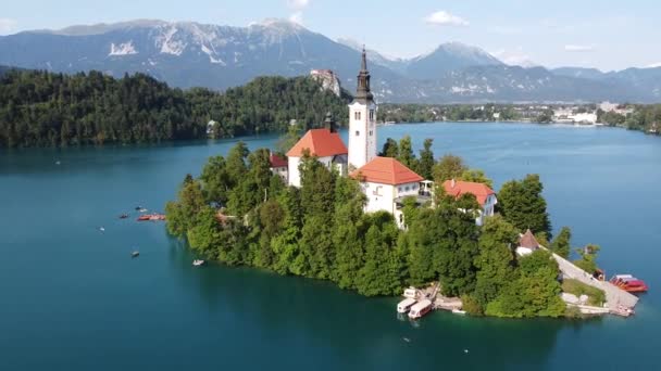 斯洛维尼亚的布莱德湖 岛上的空中无人机景观 晚餐游客 教堂塔 城堡和山脉 — 图库视频影像