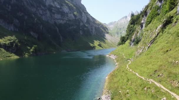 瑞士阿尔卑斯山上的法伦斯山湖 蓝湖和陡峭山脉上的热门远足路径的空中无人机视图 — 图库视频影像