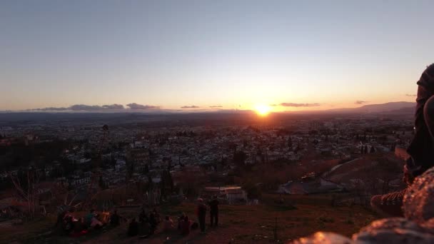 Timelapse Puesta Sol Por Encima Granada Con Gente Mirando — Vídeos de Stock