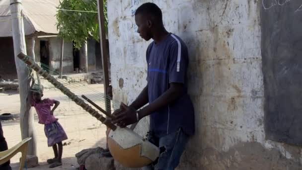 African Man Plays Kora Musical Instrument Child Listens — Stock videók