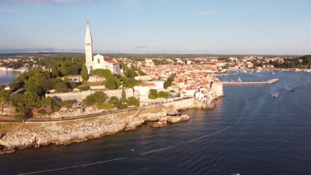 克罗地亚Istria的Rovinj 日落时带教堂塔 林荫大道 彩色住宅和港口的半岛空中无人机视图 — 图库视频影像