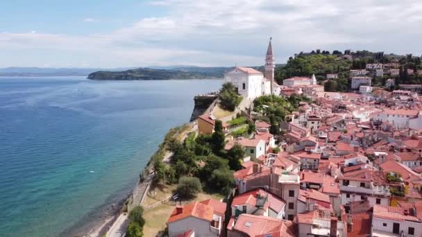 スロベニアのイストリアでのピラン 空中ドローンセントジョージ教区教会 カラフルな家や海岸線の景色 — ストック動画
