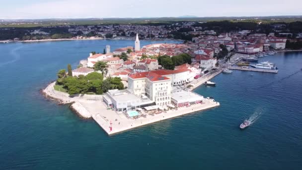 Porec Istrië Kroatië Luchtdrone Uitzicht Het Schiereiland Met Zeilboot Boulevard — Stockvideo