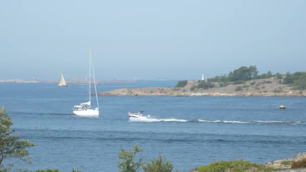 Słoneczny Dzień Archipelagu Pokazuje Żaglówki Łodzie Motorowe Pływające Wokół Wysp — Wideo stockowe