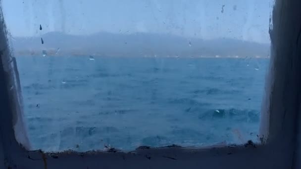 小さな船の窓からの眺めは 乗客や貨物を輸送するために使用され 小さな島に向かって移動します ゲラ湾で撮影 レスボス ギリシャ — ストック動画