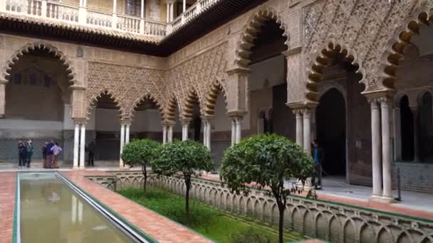 Right Left Pan Insisde Alcazar Seville Spain Few People — Vídeos de Stock