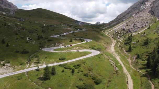 意大利白云石南蒂罗尔特伦蒂诺的Pordoi山口 驾驶汽车将发夹曲线推向山顶的空中无人机视图 — 图库视频影像