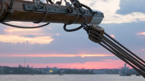 Alte Segelausrüstung Vordergrund Und Helsinki Bei Sonnenuntergang Hintergrund — Stockvideo