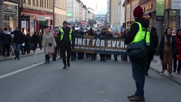 Foto Centrada Manifestantes Regulamento Covid Com Banner Aproximando — Vídeo de Stock