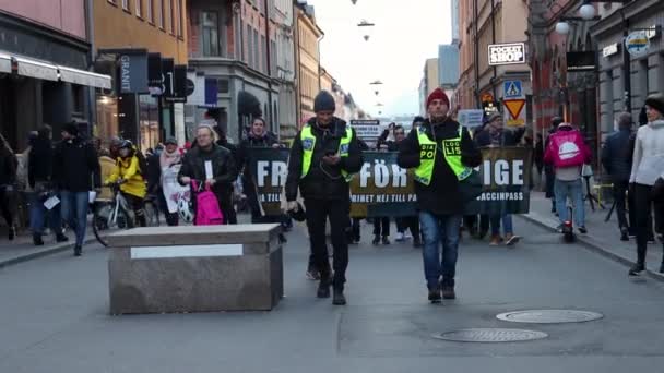 Covid Törvény Tüntetők Svédországban Menetelnek Kamera Felé Zászlóval — Stock videók