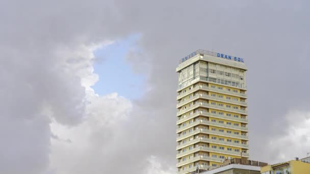 Tempestade Por Trás Big Hotel Building — Vídeo de Stock