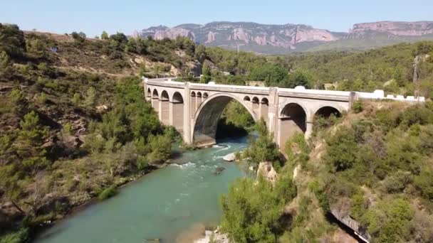 西班牙Huesca的Gallego河 风景路和Mallos Riglos岩层的空中无人机视图 — 图库视频影像