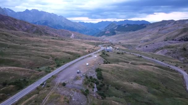 西班牙比利牛斯 日落时的空中无人机景观 睡在山谷中的汽车和野营车 — 图库视频影像