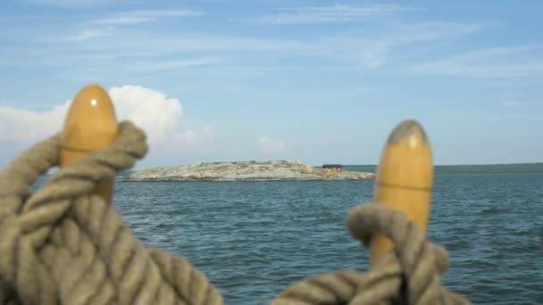 Ізольований Острів Червоною Кабіною Знятою Через Старе Вітрильне Обладнання Мотузки — стокове відео