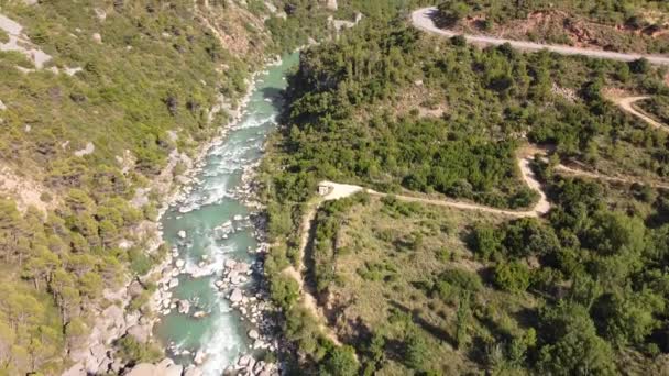 西班牙Huesca的Mallos Riglos Gallego河与岩石形成的空中无人机视图 Pan Revealing — 图库视频影像