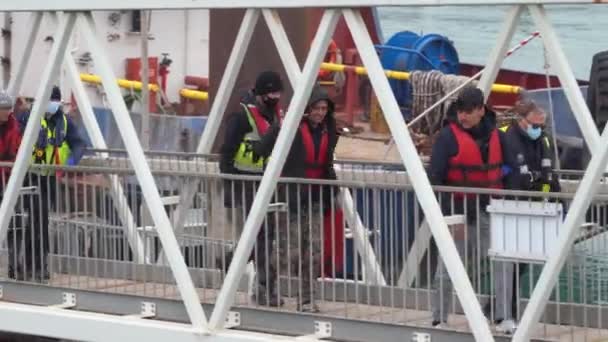 Young Migrant Men Walk Walkway Port Dover — Stock videók