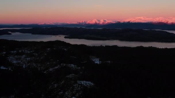 Luchtdrone Schot Noorwegen Fjord Kleurrijke Bergen Achtergrond Tilt Omhoog — Stockvideo