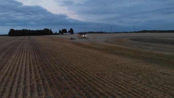 Zdjęcie Lotnicze Ciągników Rolniczych Obrabiarki Pług Duże Obszary Przygotowania Gleby — Wideo stockowe