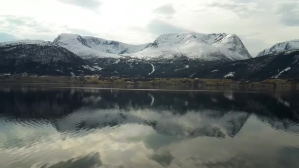 Fliegen Über Dem Fjord Sogn Norwegen Große Schneebedeckte Berge Hintergrund — Stockvideo