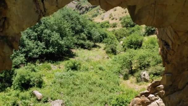 Flygfoto Genom Klippa Båge Soliga Armenien Låg Drönare Skott — Stockvideo