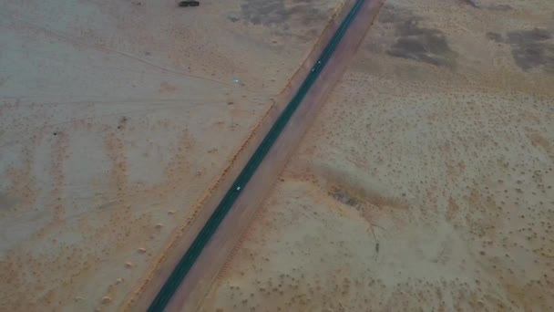 Vue Aérienne Surplombant Une Voiture Sur Une Route Déserte Coucher — Video