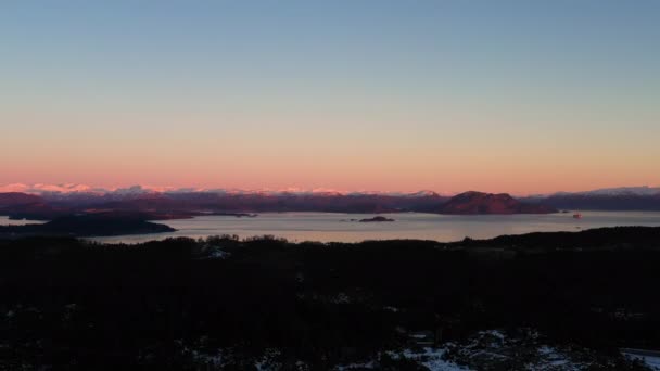 Atardecer Drone Tiro Noruega Fiordo Coloridas Montañas Fondo — Vídeos de Stock