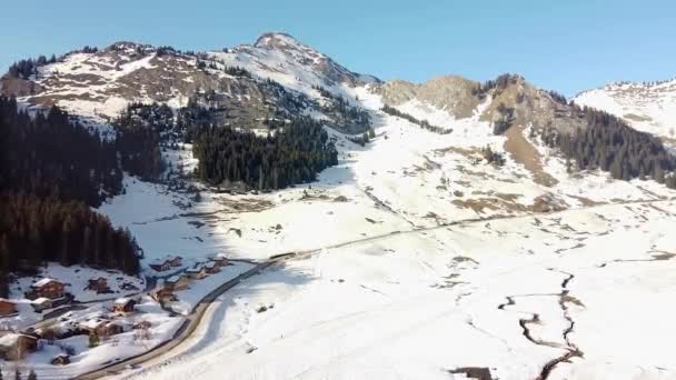 Drone Shot Achteruit Bewegend Van Chalets Het Franse Alpengebergte Met — Stockvideo