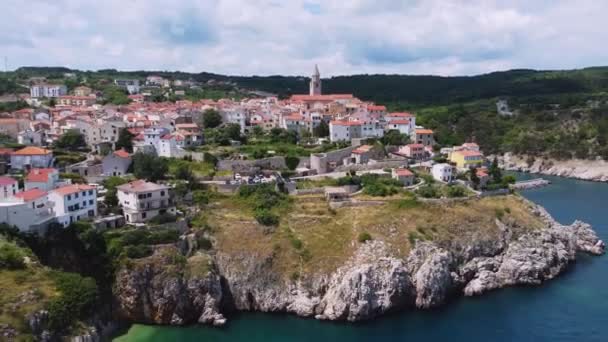 Aerial Zooming Out View Vrbnik Medieval Old Town Krk Island — стоковое видео
