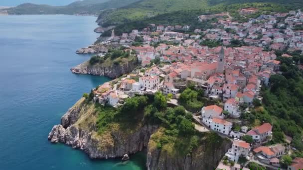 アドリア海のクルク島にあるクロアチアの海岸線の町Vrbnikの空中ビュー — ストック動画