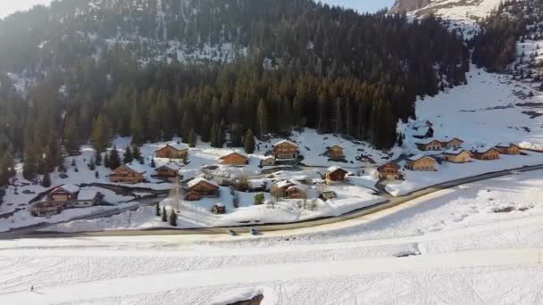 Drone Shot Achteruit Bewegend Van Chalets Het Franse Alpengebergte Met — Stockvideo