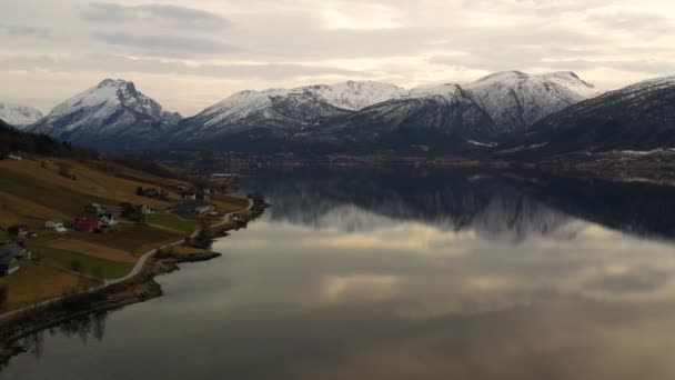 Klip Lotu Ptaka Fiordu Małego Miasteczka Norwegii Duże Pokryte Śniegiem — Wideo stockowe