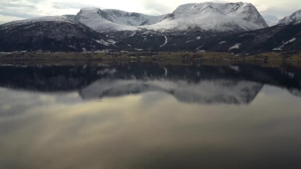 Drone Strzał Kierunku Dużych Gór Sogn Norwegia Powolne Pochylenie Górę — Wideo stockowe