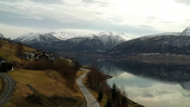 Zdjęcia Lotnicze Nad Małym Miasteczkiem Fiordem Norwegii Duże Góry Tle — Wideo stockowe