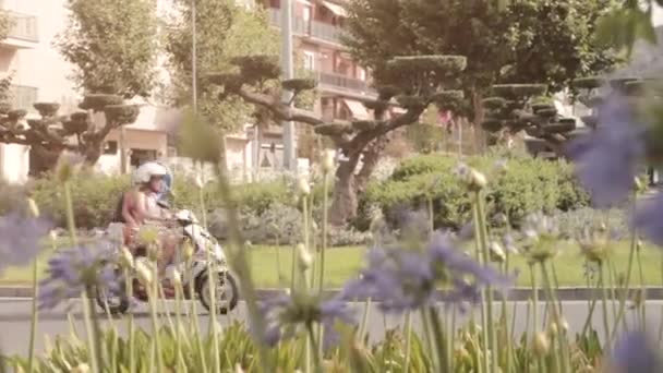 Slow Motion Koppel Rijden Bromfiets Europese Weg Zomer Lente — Stockvideo