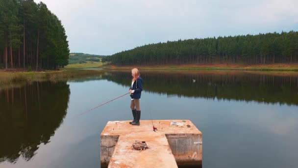 Una Chica Pescando Desde Muelle Hermoso Lago Tranquilo Bosque — Vídeos de Stock