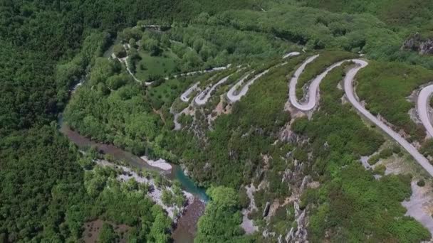 Een Drone Schot Supercars Veel Bochten Weg Naar Berg Bij — Stockvideo