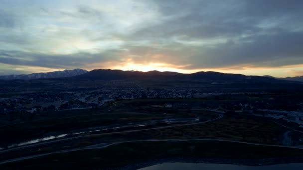 Eine Vorortgemeinde Unter Den Bergen Bei Sonnenuntergang Luftaufnahme Von Nachbarschaft — Stockvideo